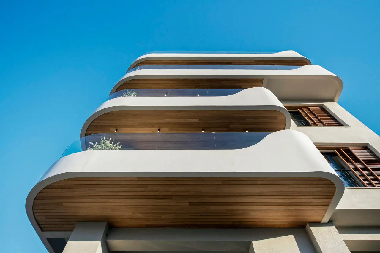 Πολυκατοικία Πυλαίας με Ανελκυστήρα MRL - Κυματιστή Αρχιτεκτονική & Ξυλεπένδυση