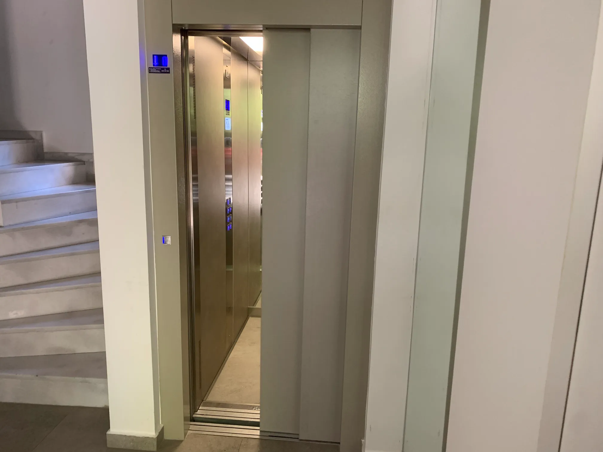 Εσωτερικός θάλαμος υδραυλικού ανελκυστήρα σε πολυκατοικία Καλαμαριάς