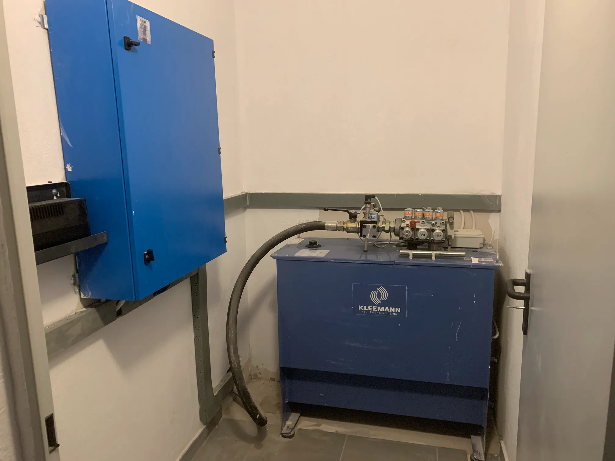 Πίνακας ελέγχου ανελκυστήρα KLEEMANN σε κτίριο κατοικιών