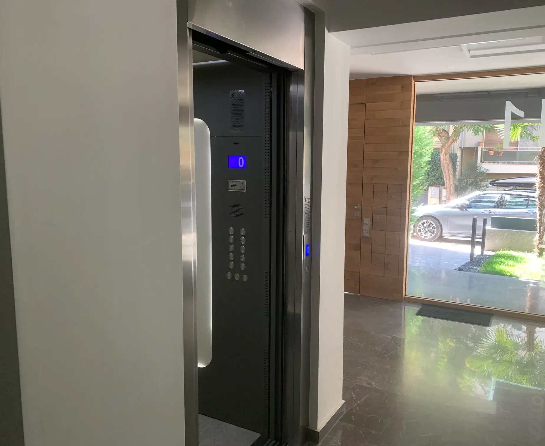 Εκσυγχρονισμένος Ανελκυστήρας με LED Οθόνη και Inox Θύρες - Πολυτελές Αποτέλεσμα Θεσσαλονίκη