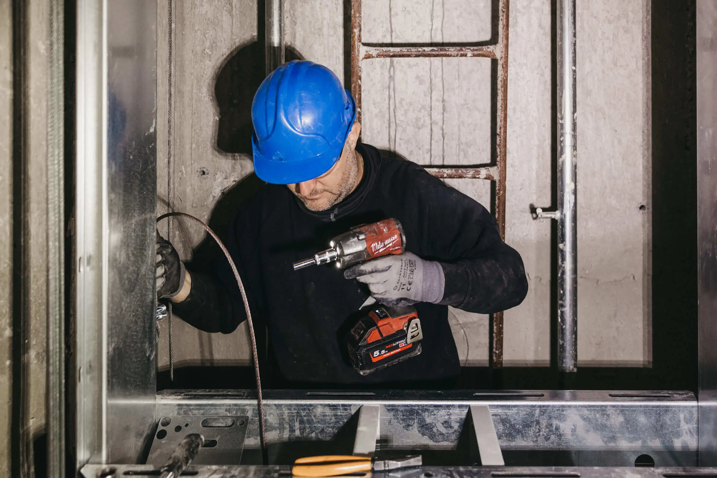 Πιστοποιημένος Τεχνικός Ανελκυστήρων σε Εργασία - Σταφυλίδης 50 Χρόνια Εμπειρίας Θεσσαλονίκη